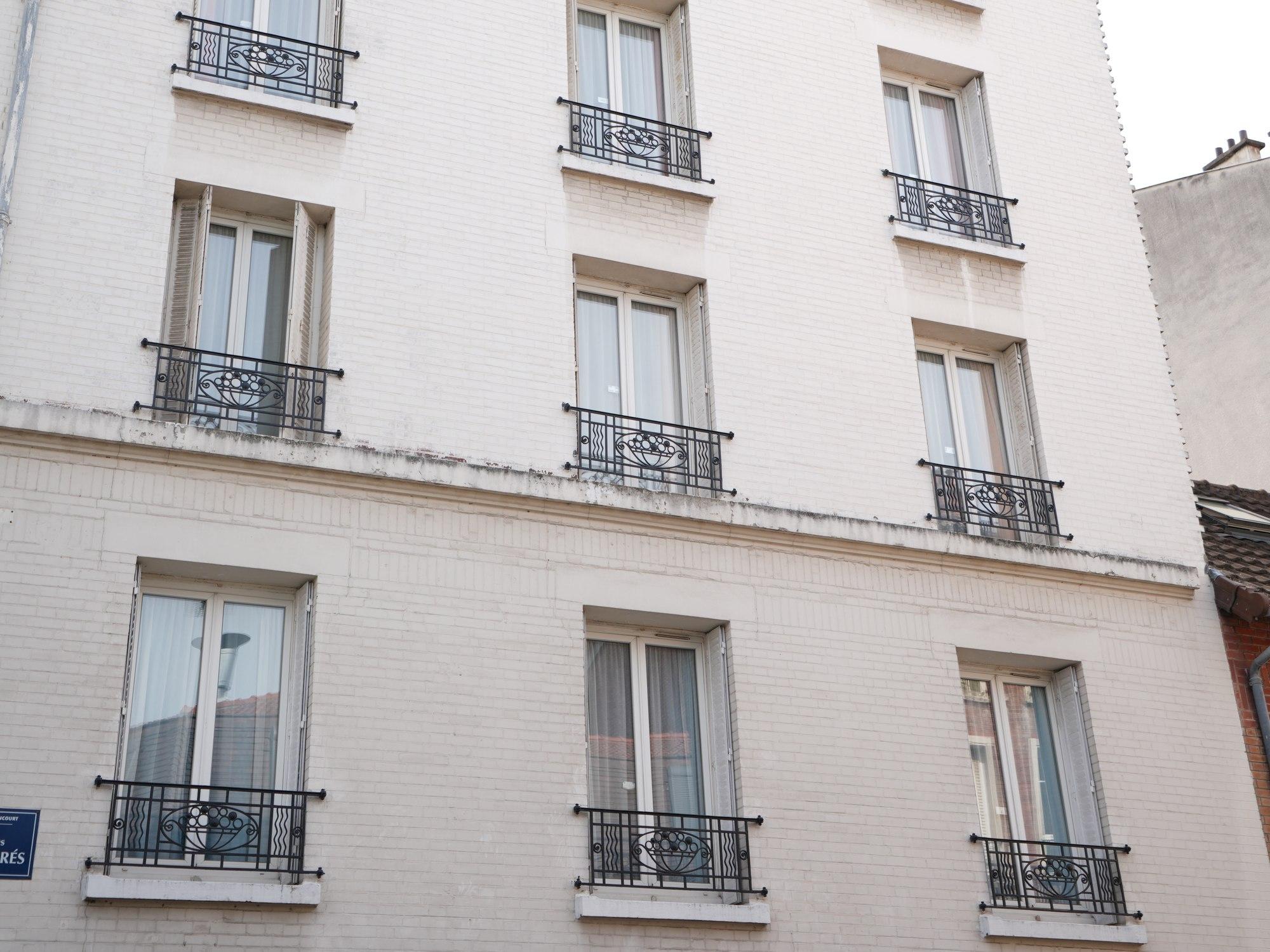À propos — façade au matin